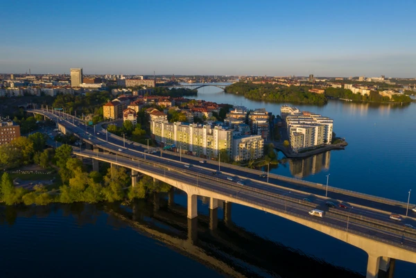 Brofäste och del av Essingeleden med två separata körbanor.