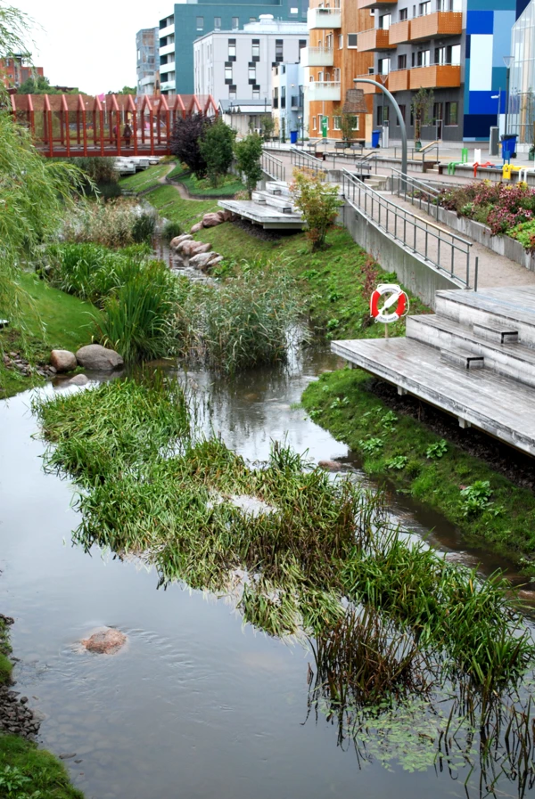 Park med bäckar mellan två bostadsområden i Vallastaden.