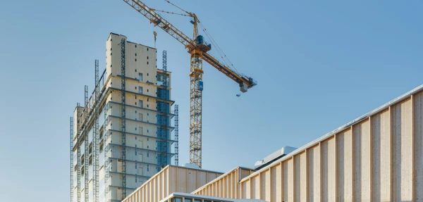 Kulturhuset Sara, träbyggnad med lyftkran.