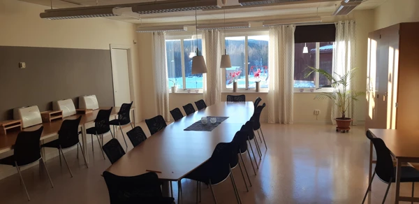 Foto på ett konferensrum utan människor.