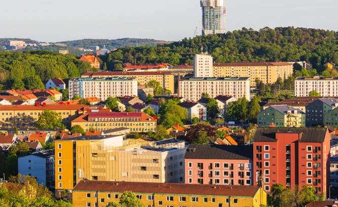 Foto med vy över bostadsområden och grönområden i en stad.