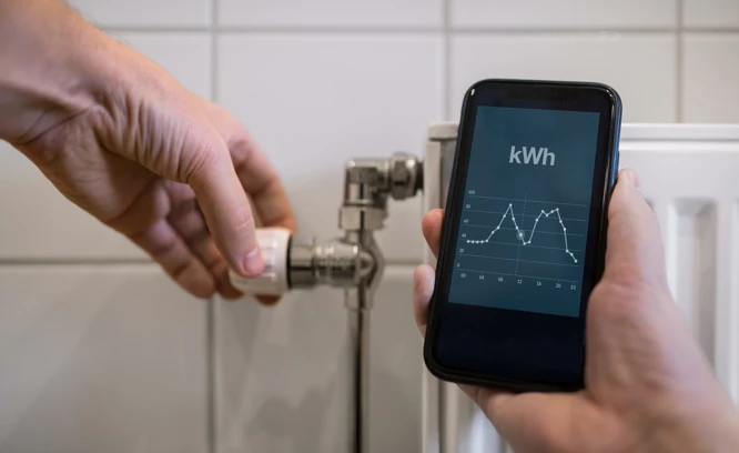 Energimätare och någon som vrider upp ett element.