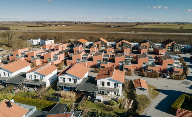 Foto från höjden över nybyggt villakvarter.