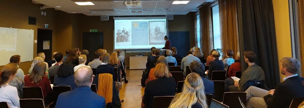 Foto över föreläsningssal fotat bakom deltagarna.
