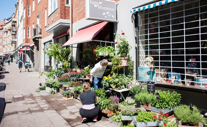 Människor utanför blomsteraffär i Malmö. Foto: Peter Kroon